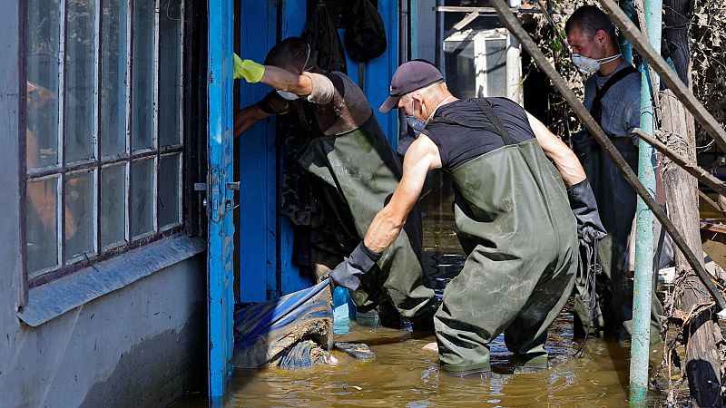 Las fuerzas ucranianas siguen recuperando cuerpos de las zonas inundadas de Jersón