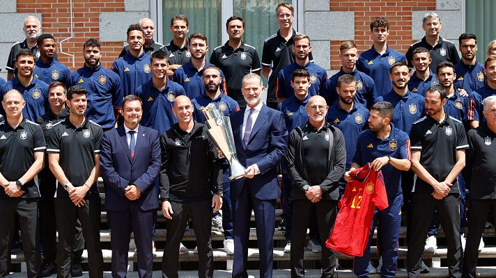 La selección visita Zarzuela para enseñar la Nations League al Rey