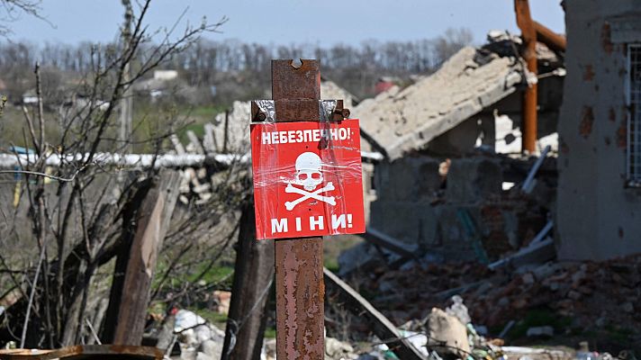 Telediario 1 - Perros adiestrados ayudan a desminar las zonas reconquistadas por Ucrania