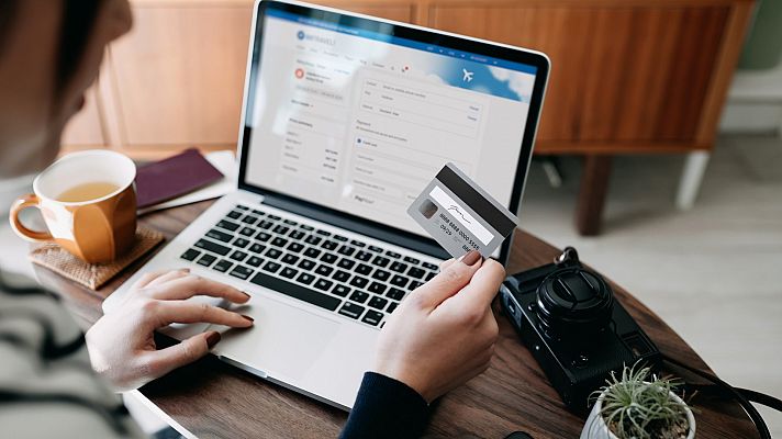 Telediario 1 - Redes sociales, buscadores o recomendaciones: las tiendas aprovechan el comercio presencial y virtual