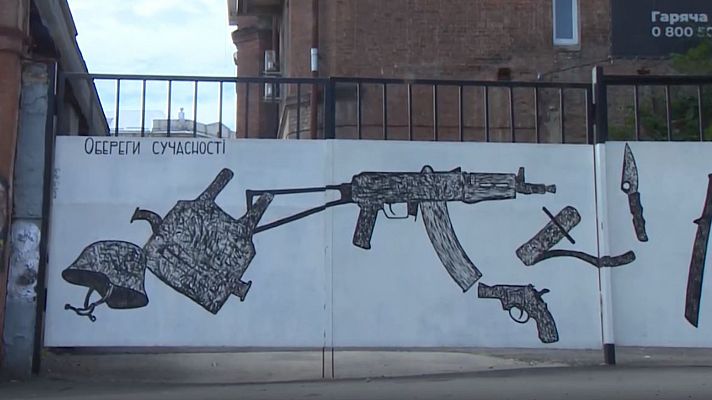 Los murales se cuelan entre los edificios dañados por los bombardeos en Járkov