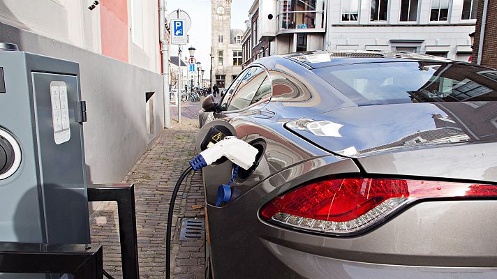 Telediario 1 - Dificultades para encontrar puntos de recarga para vehículos eléctricos: "A veces los reservas, pero no están disponibles"