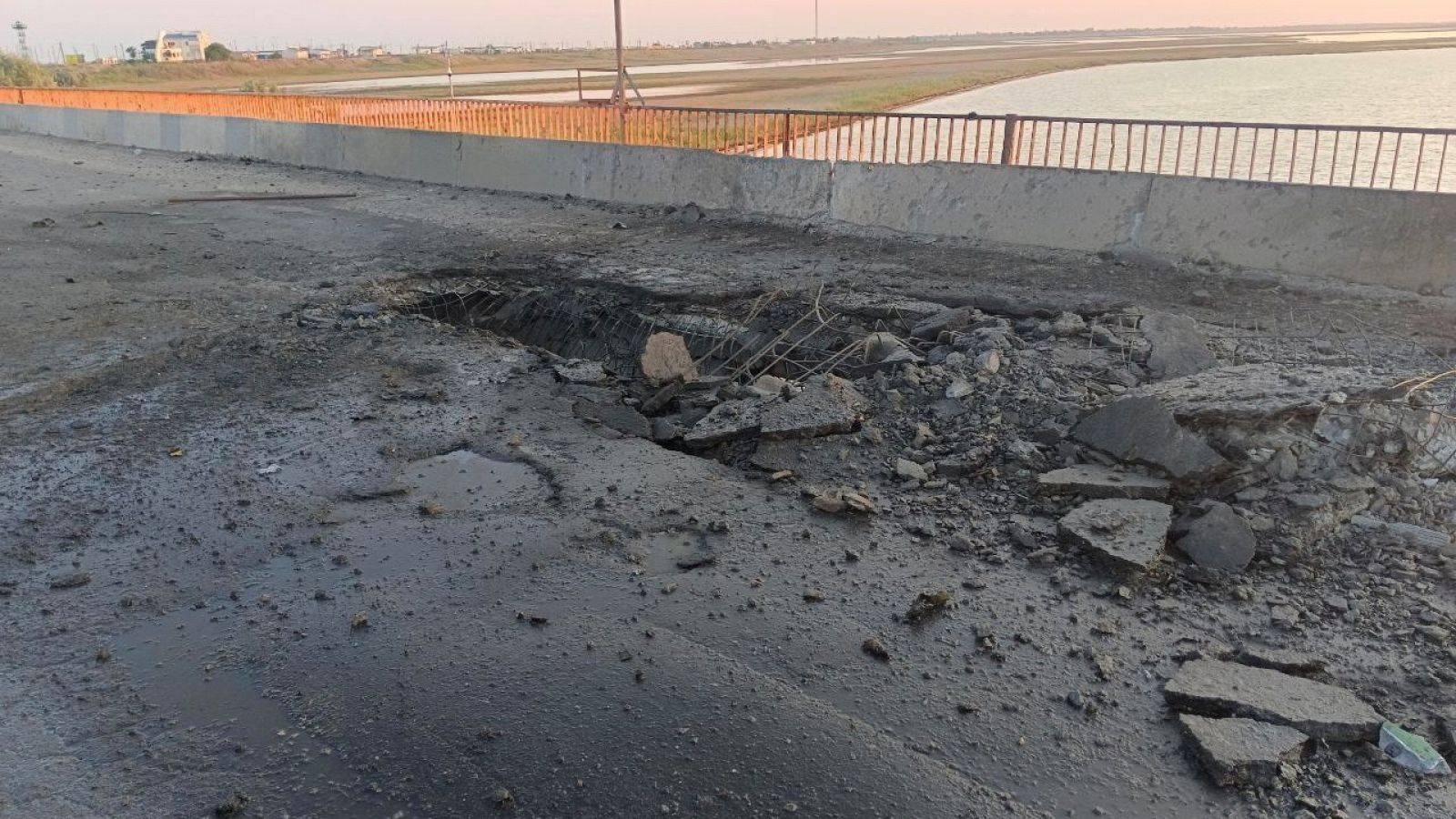 Un misil de crucero destruye el puente que une Crimea con la zona ocupada por Rusia en Jersón