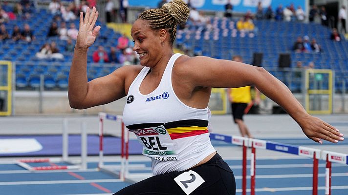 Atletismo | Cómica carrera de vallas de la lanzadora belga