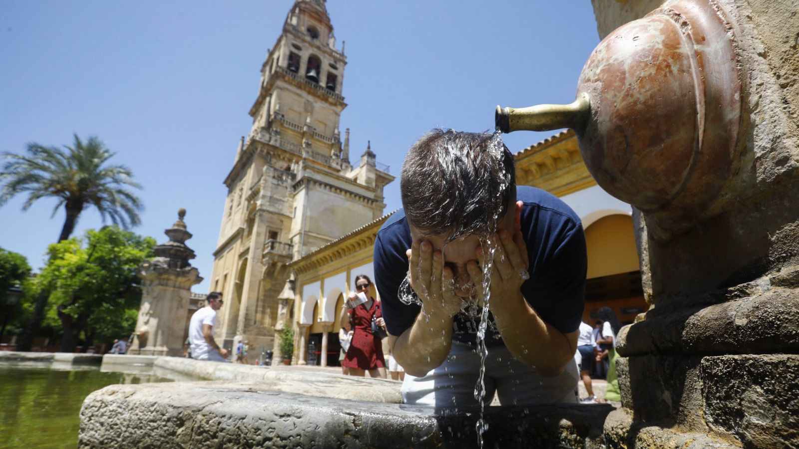 La ola de calor activa este lunes las alertas en 24 provincias