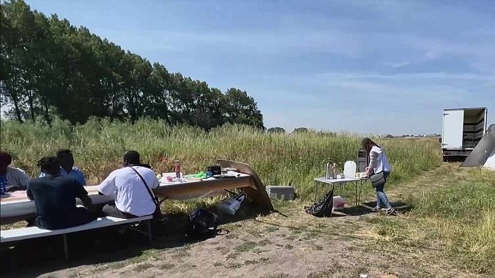 Telediario 1 - Los migrantes siguen en Calais tres meses después del acuerdo entre Londres y París