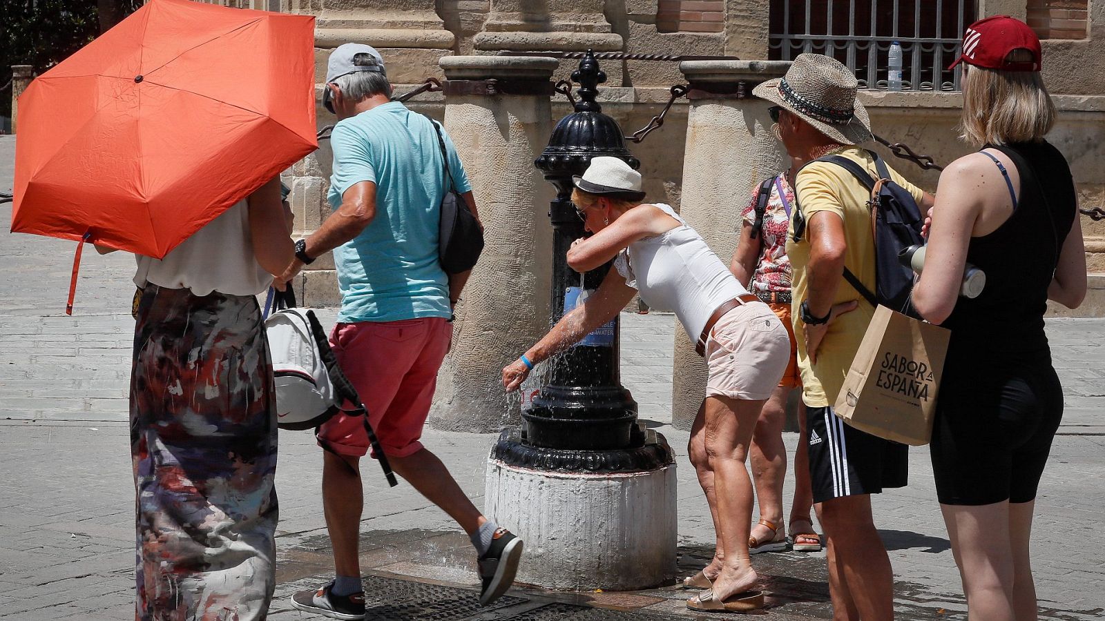 La primera ola de calor del verano activa las alertas en 24 provincias