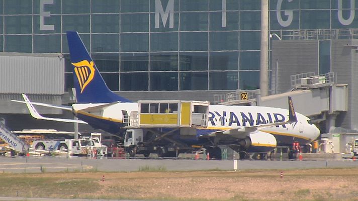 L'informatiu - Comunitat Valenciana - Un avión aterriza en Alicante con 30 pasajeros borrachos procedentes de Bristol