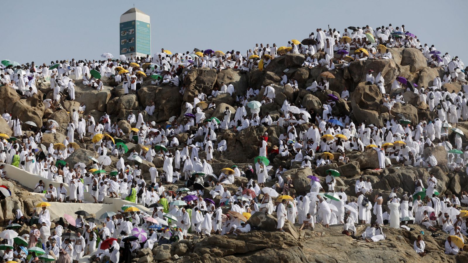 Dos millones de peregrinos a La Meca suben el monte Arafat