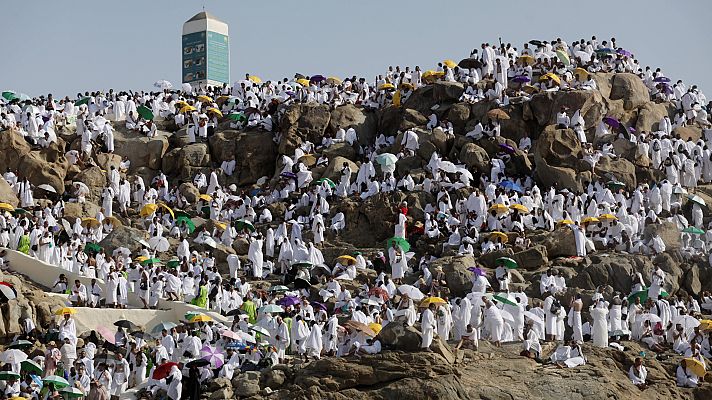 Cerca de dos millones de fieles musulmanes peregrinan a La Meca bajo un intenso calor
