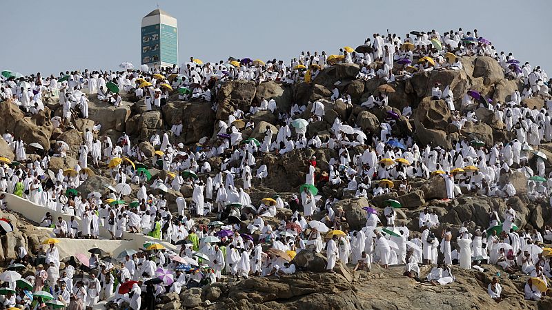 Vídeo: Cerca de dos millones de fieles musulmanes peregrinan a La Meca bajo un intenso calor