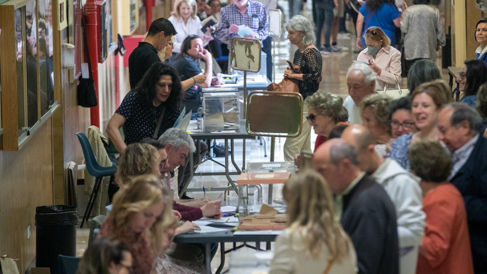 ¿Cómo se notifica a los miembros de las mesas electorales?