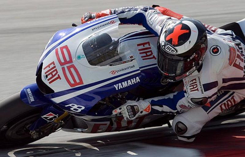 Jorge Lorenzo ha sufrido una lesión en su muñeca derecha al caerse mientras entrenaba y se perderá los entrenamientos previstos en Sepang.