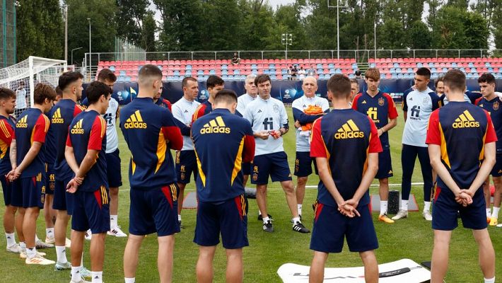 La selección sub 21 se entrena pendiente de los jugadores 'tocados'