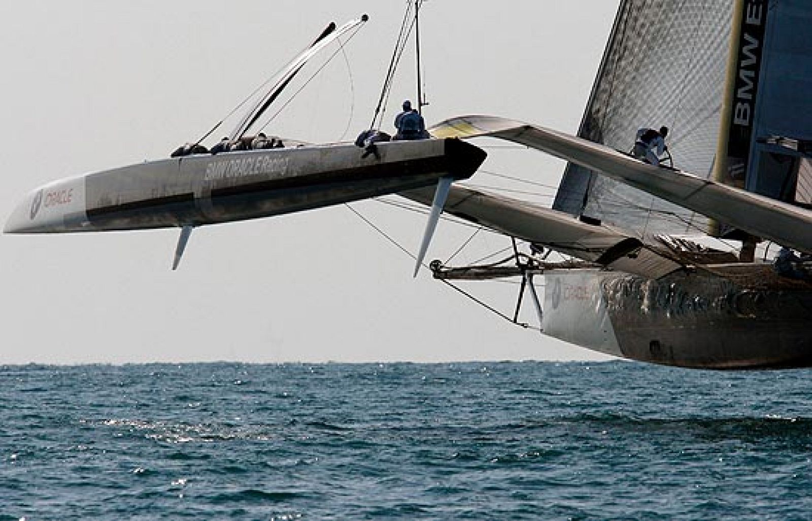 El trimarán americano se lleva la primera regata del desafio de la Copa del América.