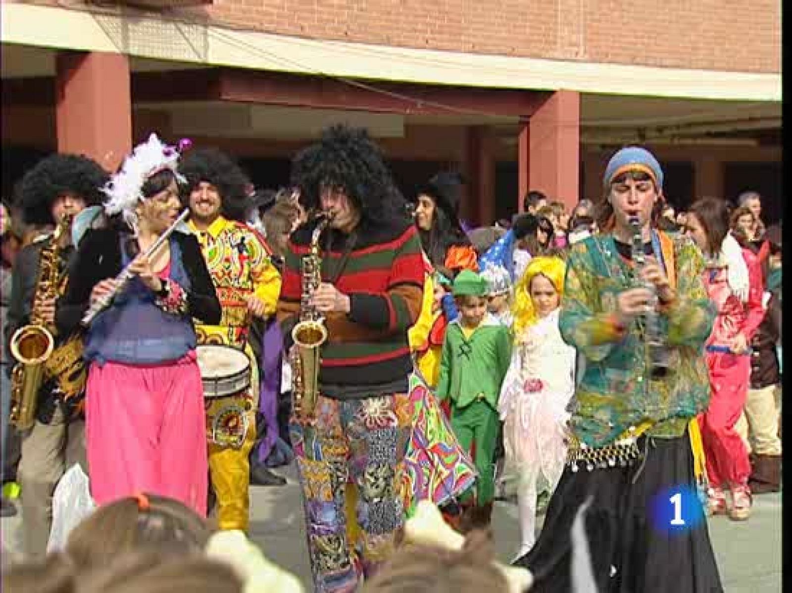 En muchos colegios se celebra el carnaval y los niños se disfrazan