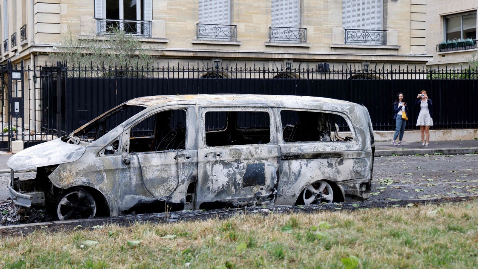 Disturbios en Francia: Macron cancela su viaje a Alemania