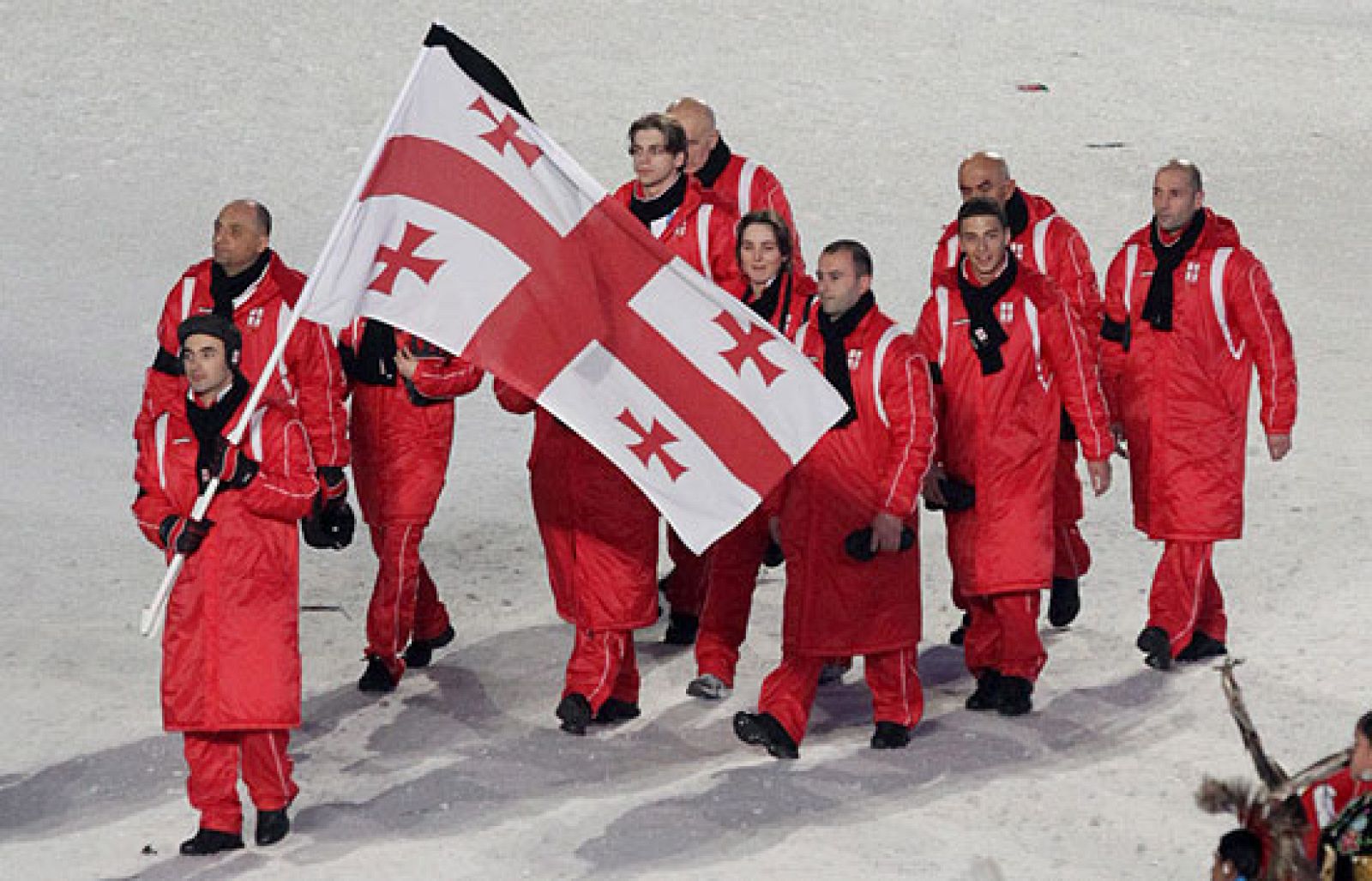 La delegación de Georgia muestra su dolor en la entrada de la ceremonia de inauguración después de que el piloto georgiano de luge Nodar Kumaritashvili resultara muerto en un pavoroso accidente durante los entrenamientos.