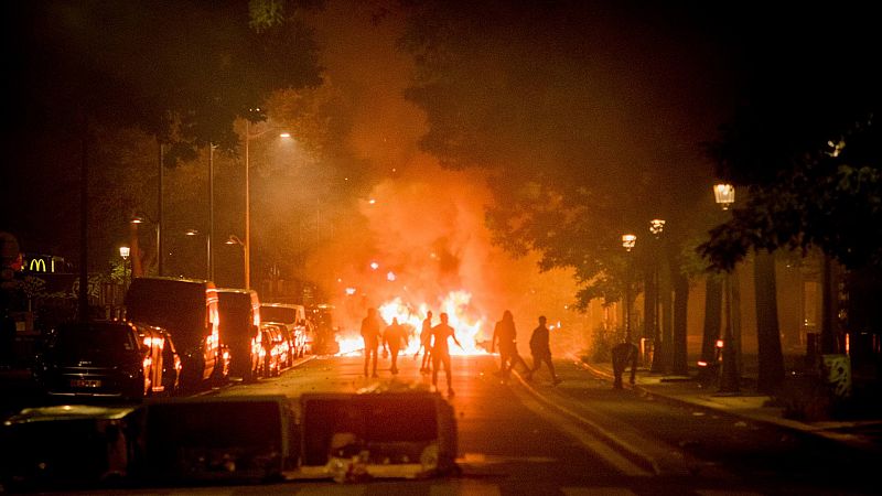 Las protestas se han convertido en "una oleada de violencia urbana hacia los símbolos del Estado francés"