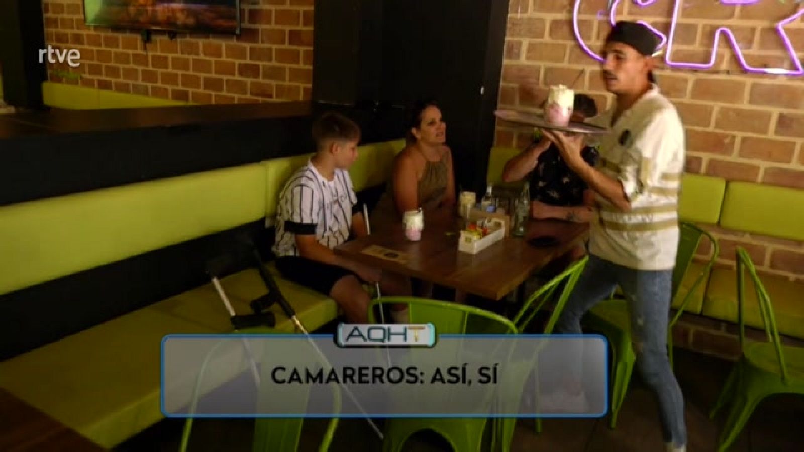 AQUÍ HAY TRABAJO - Camareros: así, sí - ver ahora