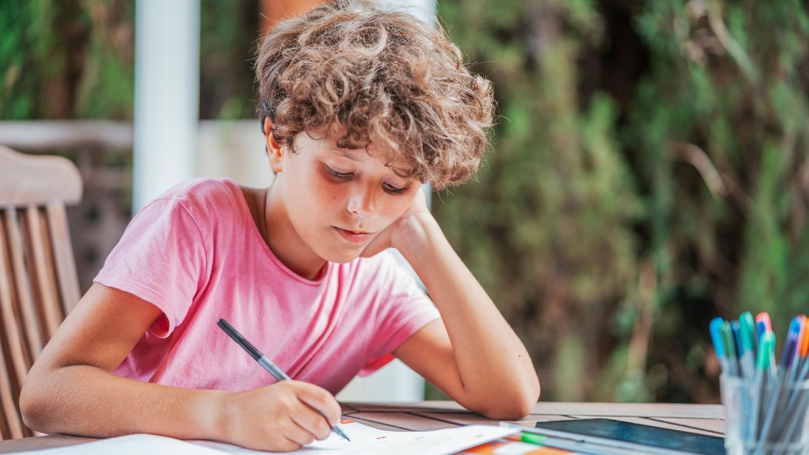 Deberes de verano, ¿sí o no? El debate continúa como cada año enfrentando a expertos a favor y en contra - Ver ahora