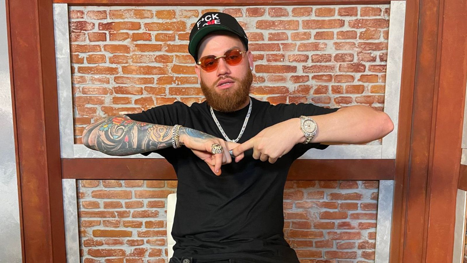 Entrevista con Miky Woodz presentando 'OG City', en Playz | Ver