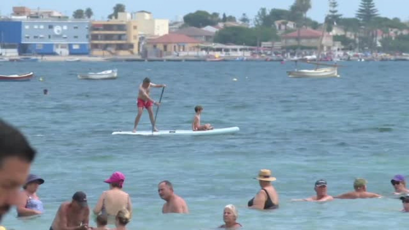 El Mar Menor recibe la primera oleada de turistas del verano | Ver