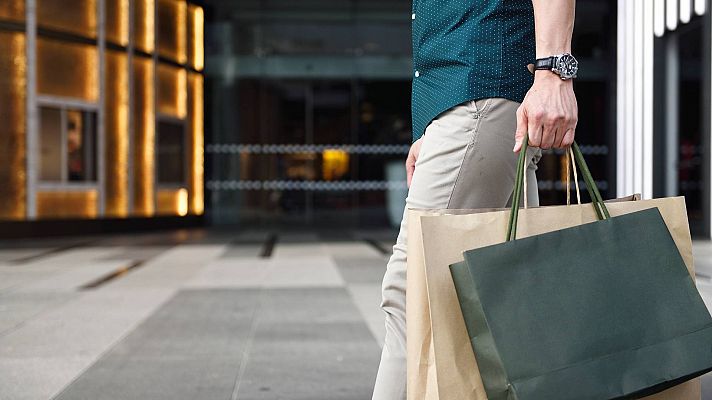 El Paseo de Gracia de Barcelona alberga las 'colas del lujo' de turistas con alto poder adquisitivo