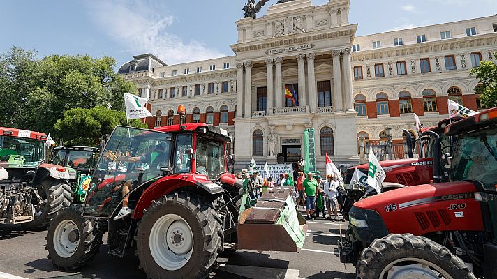 Telediario 1 - Centenares de agricultores realizan una tractorada en Madrid para pedir medidas contra la "ruina" del campo