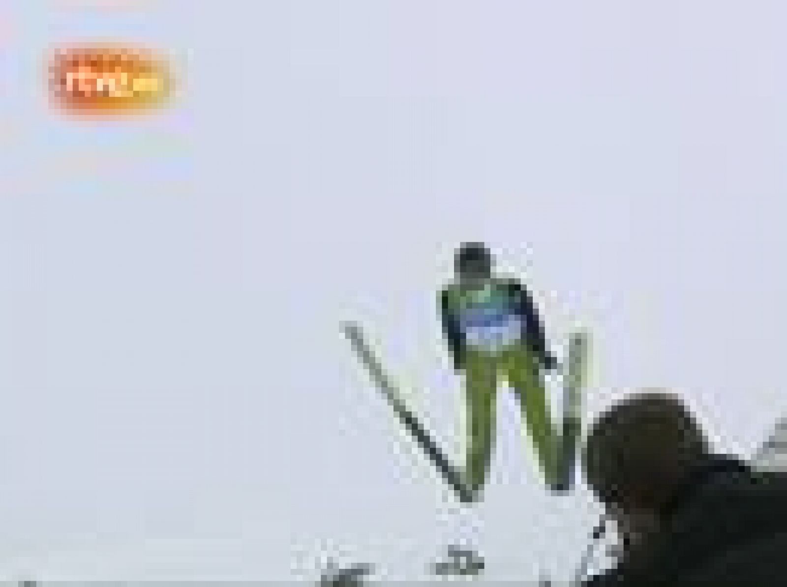 El esquiador suizo Simon Ammann consiguió  la primera medalla de oro de los Juegos Olímpicos de Invierno de Vancouver 2010, tras imponerse en la prueba de saltos de esquí nórdico de trampolín normal, celebrada en el Whistler Olympic Park de Canadá. Amman, que totalizó 276.5 puntos, también fue el mejor en la primera tanda y pudo doblegar al resto de rivales. La medalla de plata correspondió al polaco Adam Malysz (269.5) y la de bronce  correspondió al austríaco Gregor Schlierenzauer (268). 