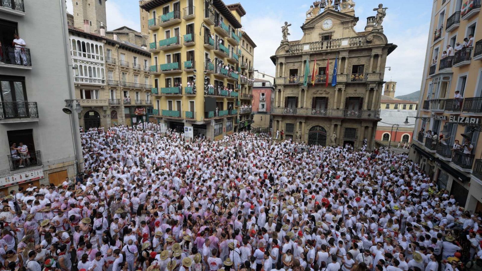 Un multitudinario chupinazo recibe San Fermín 2023