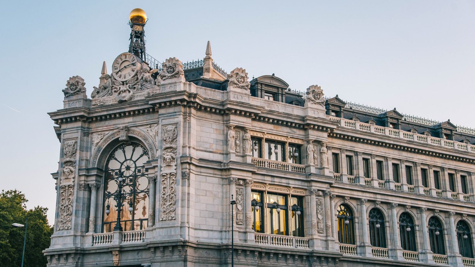 El Banco de España advierte del aumento de hogares que no pueden cubrir sus gastos esenciales y el empeoramiento de la economía de los hogares con menor renta por la subida de tipos de interés y peores condiciones de financiación.