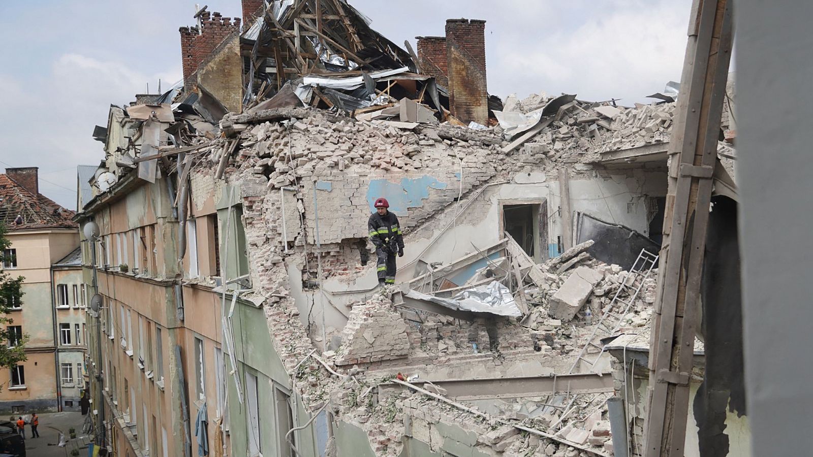 Varios muertos tras un bombardeo ruso en Leópolis