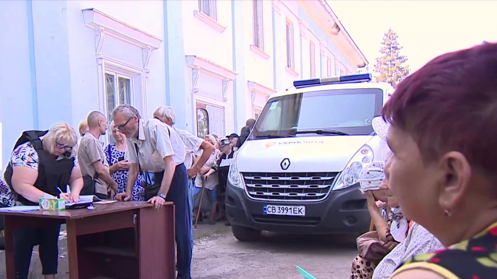 El personal de Correos ucraniano lleva las pensiones a los jubilados de Chasiv Yar 