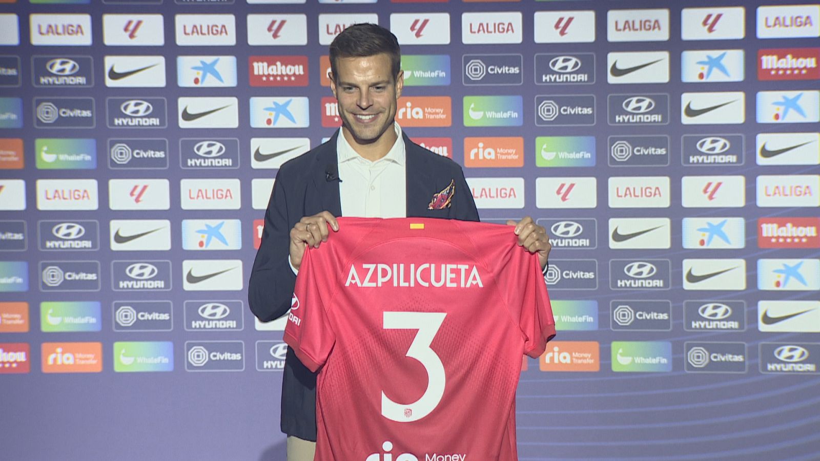 El Atlético de Madrid presenta a César Azpilicueta en el Metropolitano