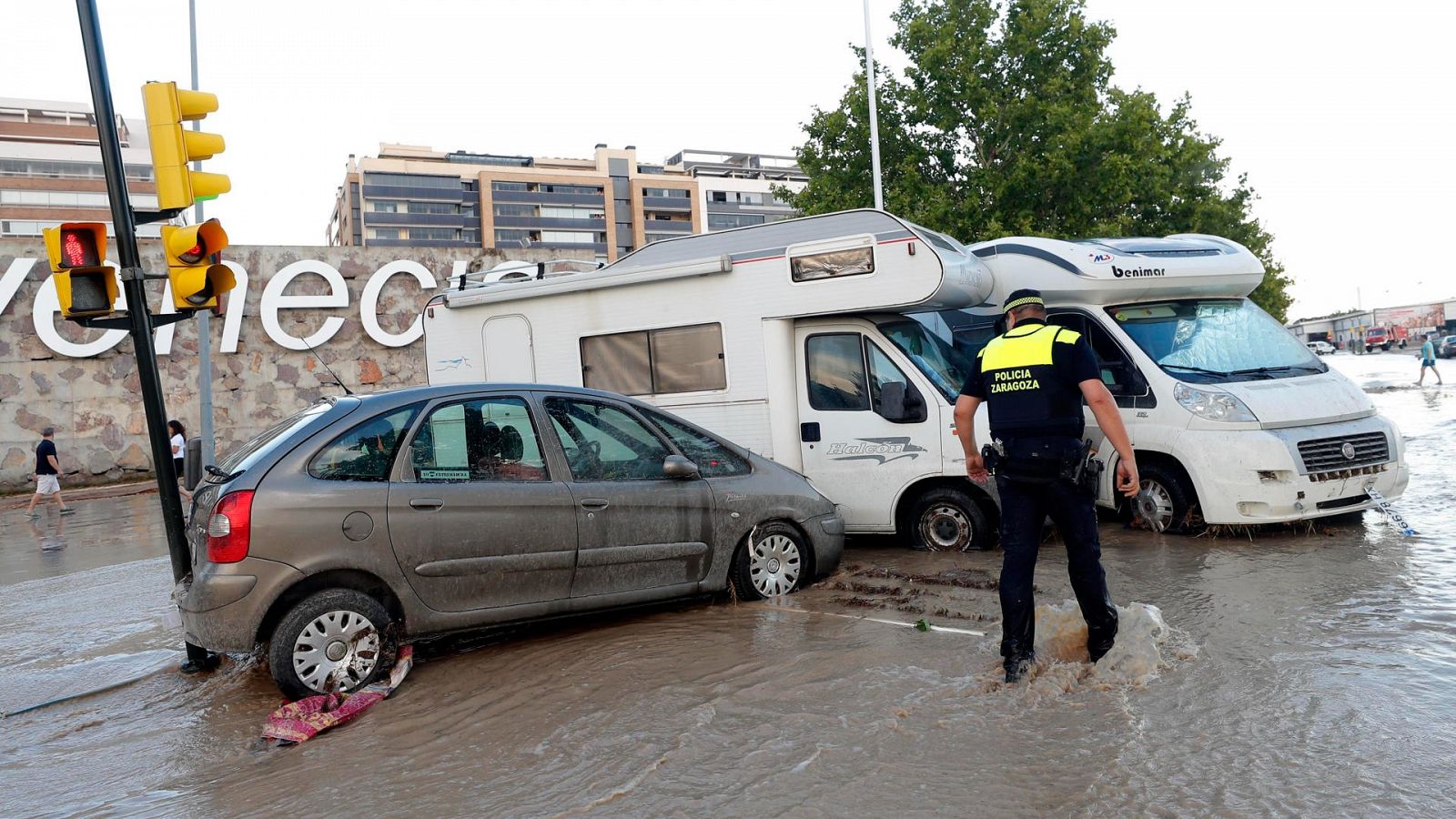 Efectivos se afanan en restablecer la normalidad en Zaragoza tras la tromba de agua