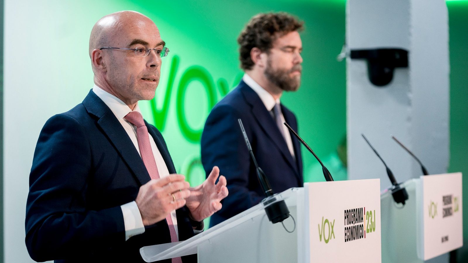 Vox propone en su programa derogar las leyes de violencia de género y del aborto | Ver