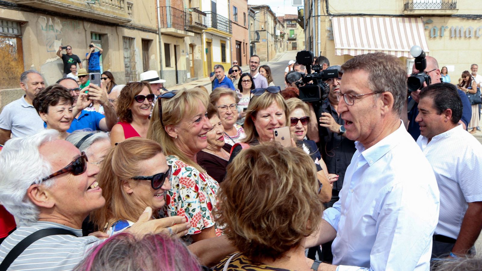 Feijóo busca el voto rural y el PSOE critica los pactos PP-Vox 