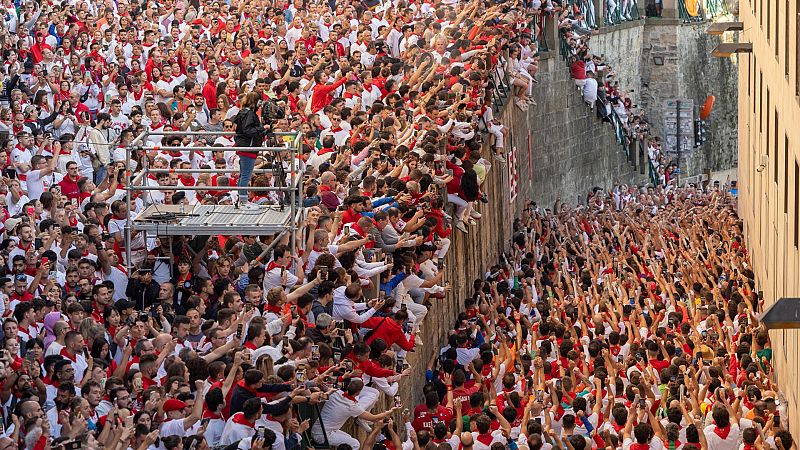 Lleno total de turistas en Pamplona por los Sanfermines