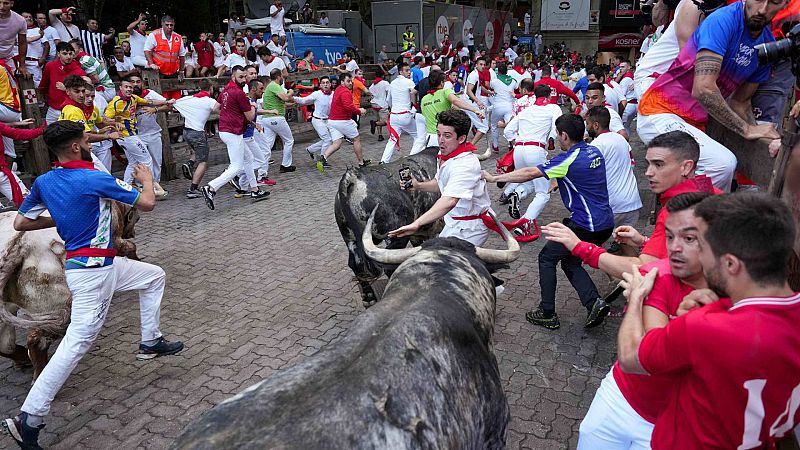 Tercer encierro de San Fermín, con la ganadería de Cebada Gago: mira la carrera comentada y a cámara lenta