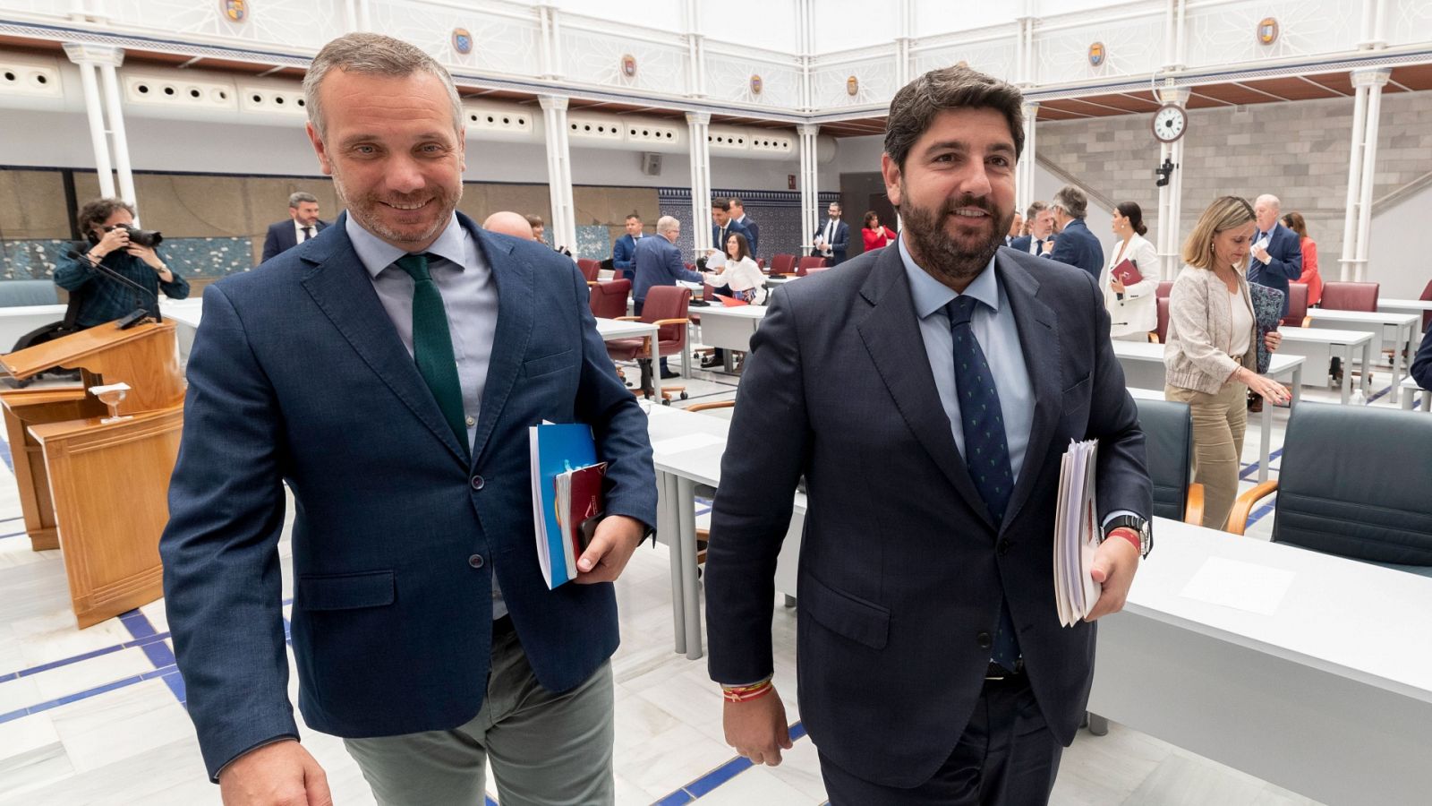 Varios gobiernos autonómicos siguen en el aire mes y medio después del 28M