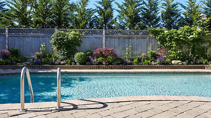 ¿Cómo debemos actuar en caso de presenciar un ahogamiento en una piscina?