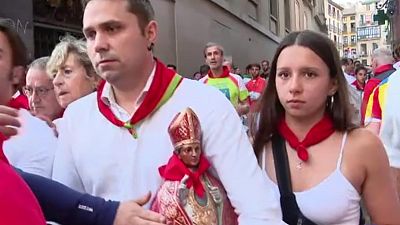 El ritual antes de los encierros de San Fermín: transportar al patrón calle abajo 