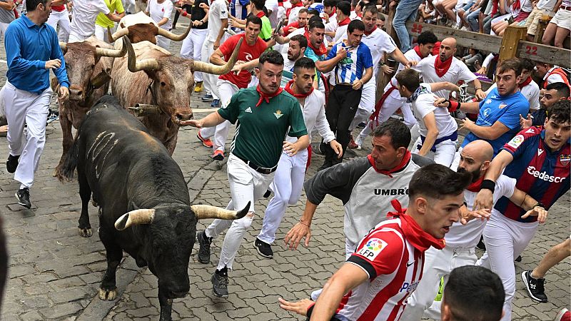 Quinto encierro rápido y atropellado de San Fermín 2023 con toros de Núñez del Cuvillo