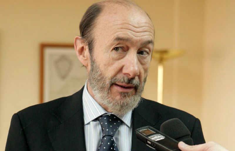 Rubalcaba: "ETA tenía en Portugal 300 kilos de explosivos"