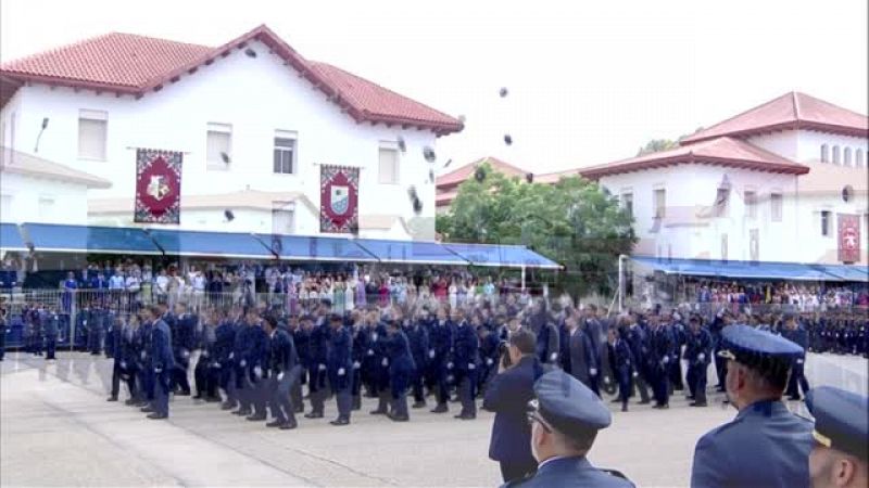 Felipe VI entrega los Reales Despachos a los nuevos oficiales del Ejército del Aire en San Javier