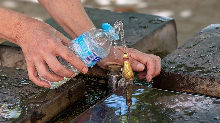 Telediario 1 - Fachadas pintadas de blanco, piscinas más baratas o vegetación: opciones para escapar del calor