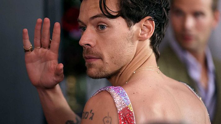 Telediario 1 - Harry Styles golpeado en pleno concierto por un objeto lanzado por un aficionado