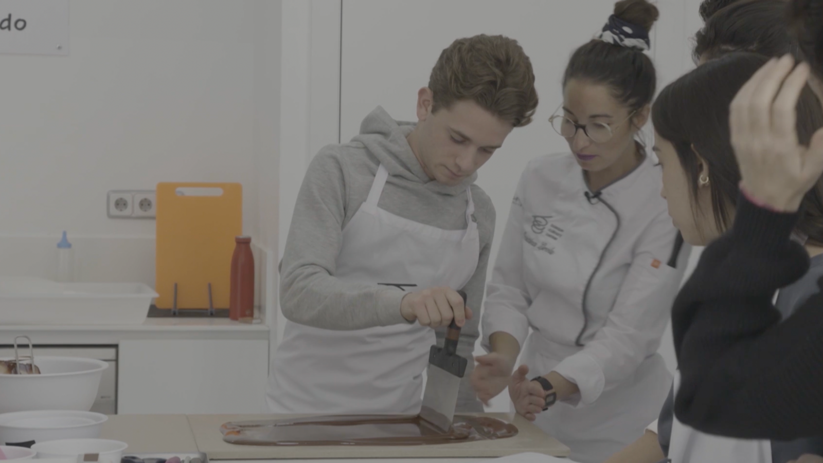 Clase de atemperado y decoraciones de chocolate de MasterChef 11 | Ver