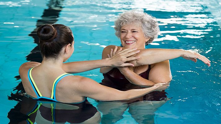 Ejercicios dentro del agua para fortalecer abdomen y piernas